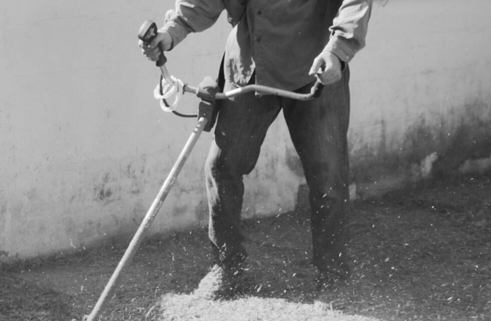 Un jardinero de Arroyito con una tarjeta de trabajo personal muy especial