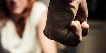 Un hombre golpeó a su esposa con un ladrillo en la cabeza adelante de sus hijos. Imagen Ilustrativa.