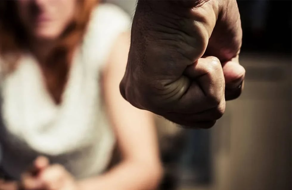 Un hombre golpeó a su esposa con un ladrillo en la cabeza adelante de sus hijos
