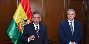 El ministro de Gobierno (Interior) de Bolivia, Marco Antonio Oviedo (izq.), habla junto al viceministro de Defensa Social y Sustancias Controladas, Ernesto Justiniano, durante una rueda prensa este miércoles, en La Paz, confirmando la detención del expresidente Luis Arce.