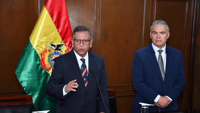 El ministro de Gobierno (Interior) de Bolivia, Marco Antonio Oviedo (izq.), habla junto al viceministro de Defensa Social y Sustancias Controladas, Ernesto Justiniano, durante una rueda prensa este miércoles, en La Paz, confirmando la detención del expresidente Luis Arce.
