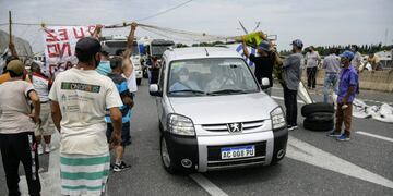 Protesta de pescadores en puente Rosario-Victoria (@MauroYasprizza)