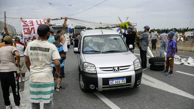 Protesta de pescadores en puente Rosario-Victoria (@MauroYasprizza)