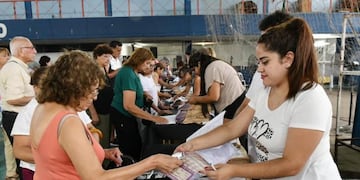 Desde el miércoles 5, los jubilados del interior podrán retirar sus boletos en municipios y comunas.