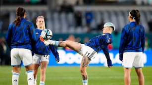 La delantera argentina Yamila Rodríguez patea un balón previo al partido contra Italia por la Copa Mundial femenina en Auckland, Nueva Zelanda, el lunes 24 de julio de 2023. (AP Foto/Abbie Parr)
