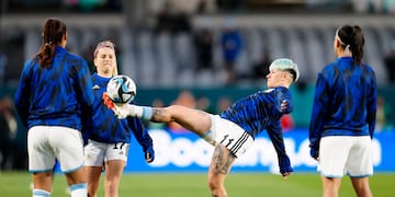 La delantera argentina Yamila Rodríguez patea un balón previo al partido contra Italia por la Copa Mundial femenina en Auckland, Nueva Zelanda, el lunes 24 de julio de 2023. (AP Foto/Abbie Parr)