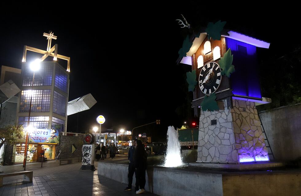 Polémica: una niña conoció el reloj Cucú de Carlos Paz y sorprendió con su reacción