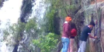 Escrachados y sancionados por pintar "Patrimonio Nacional" en Tanti. (Foto: Facebook / Municipalidad de Tanti Oficial).