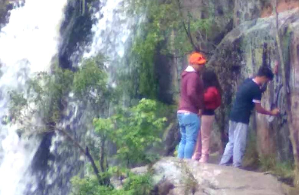 Sancionaron a turistas por pintar y dañar un patrimonio natural en Tanti