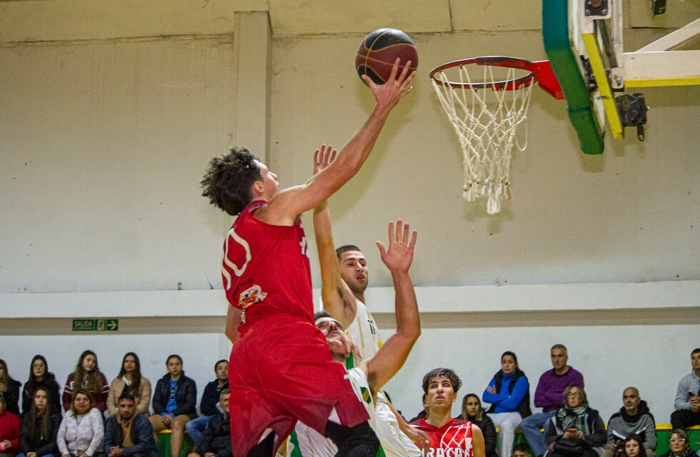 Oficial de Básquet de Tres Arroyos: Huracán venció con autoridad a Costa Sud en el inicio del certamen