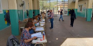 Denuncian que hay boletas truchas en cuarto oscuro de La Rioja.