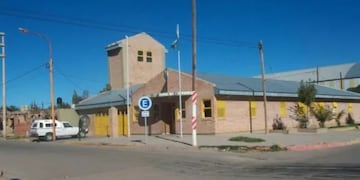 Lo atraparon intentando arrojar un paquete de droga al patio de la comisaría.