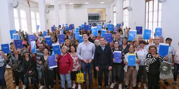 Vecinos de Pérez y Soldini recibieron de la provincia  actas de derecho posesorio de regularización dominial