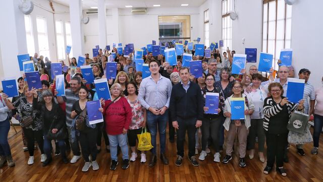 Vecinos de Pérez y Soldini recibieron de la provincia  actas de derecho posesorio de regularización dominial