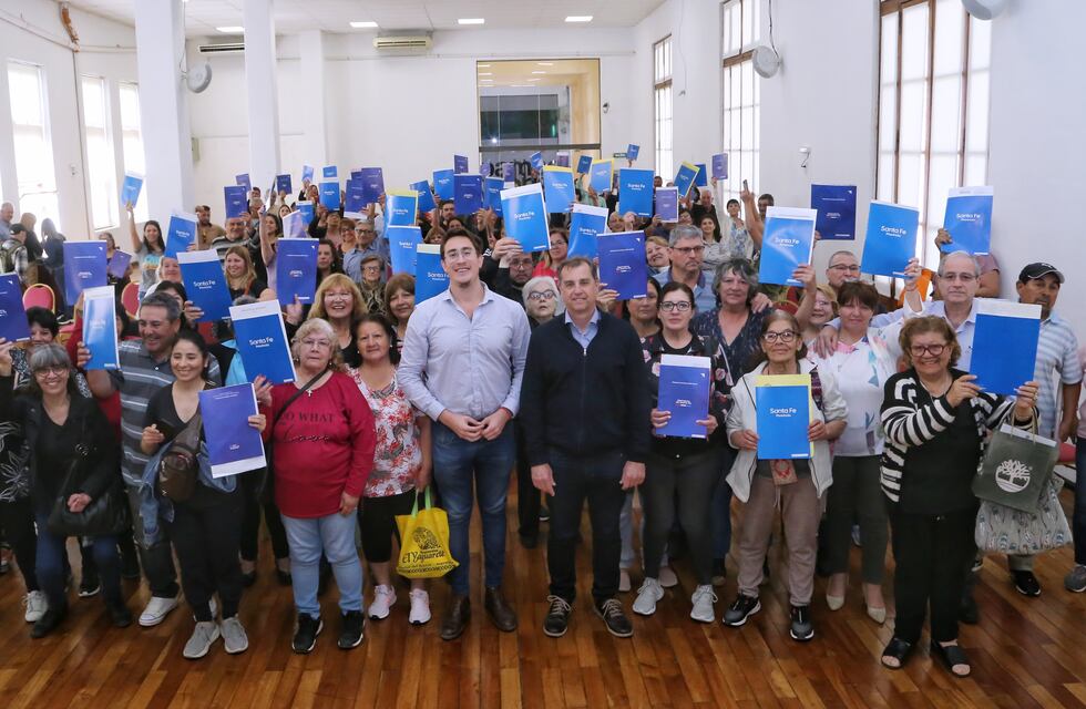 Vecinos de Pérez y Soldini recibieron de la provincia  actas de derecho posesorio de regularización dominial