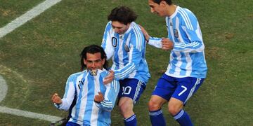 El exfutbolista de 38 años fue compañero del volante surgido de la Academia en el Mundial de Sudáfrica.