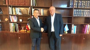 El secretario de Producción e Industria de Perico, Martín Llanos, con el embajador de Chile en la Argentina, José Antonio Viera Gallo, en la sede diplomática de Buenos Aires.