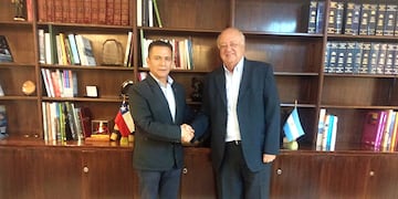El secretario de Producción e Industria de Perico, Martín Llanos, con el embajador de Chile en la Argentina, José Antonio Viera Gallo, en la sede diplomática de Buenos Aires.