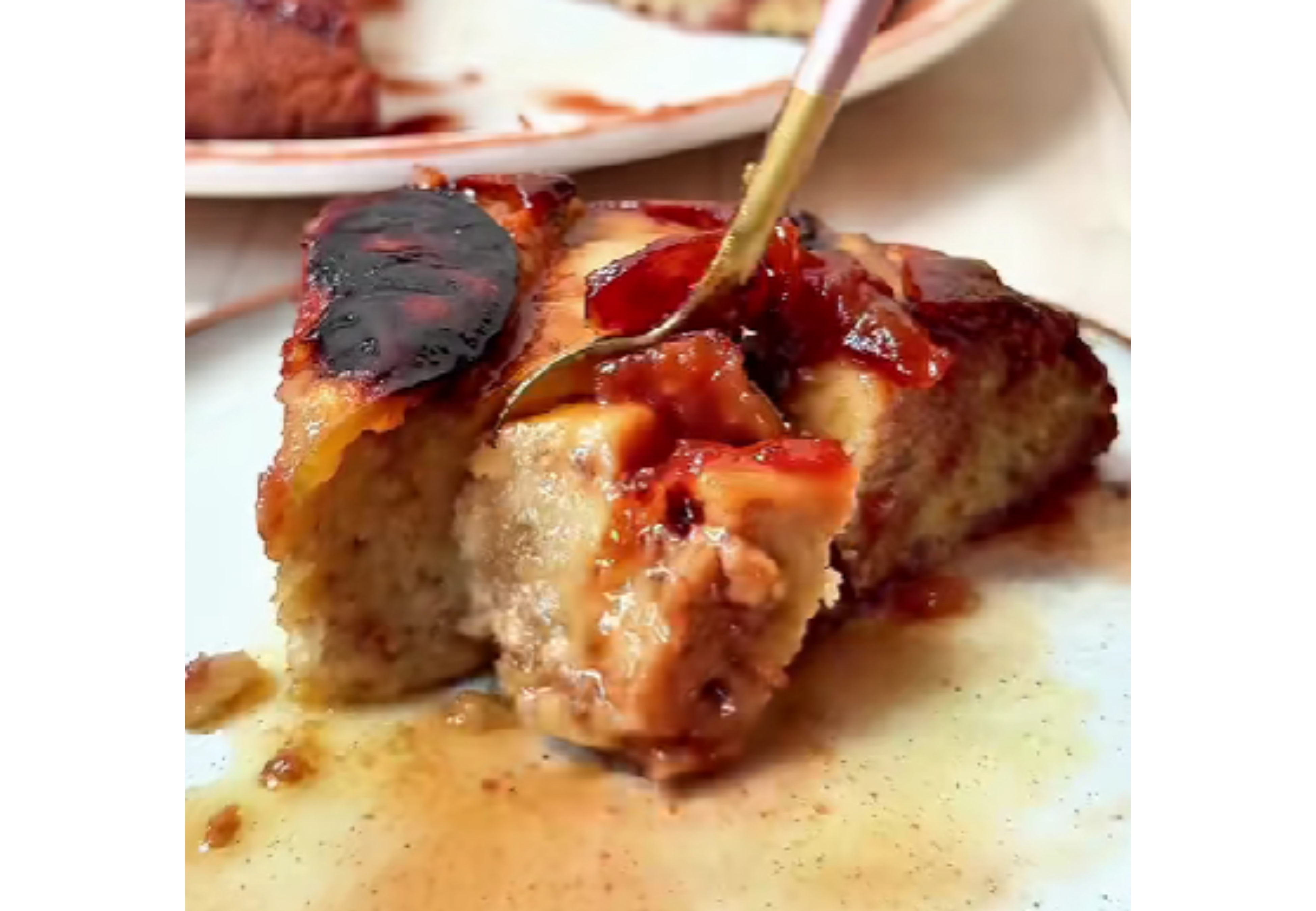 Así queda la torta invertida de manzana.