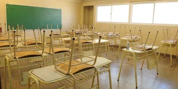 Aula con sillas dadas vueltas ante la falta de clases.