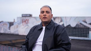 El susto de Callejero Fino en pleno show: ¿casi se cae o fue parte del baile?