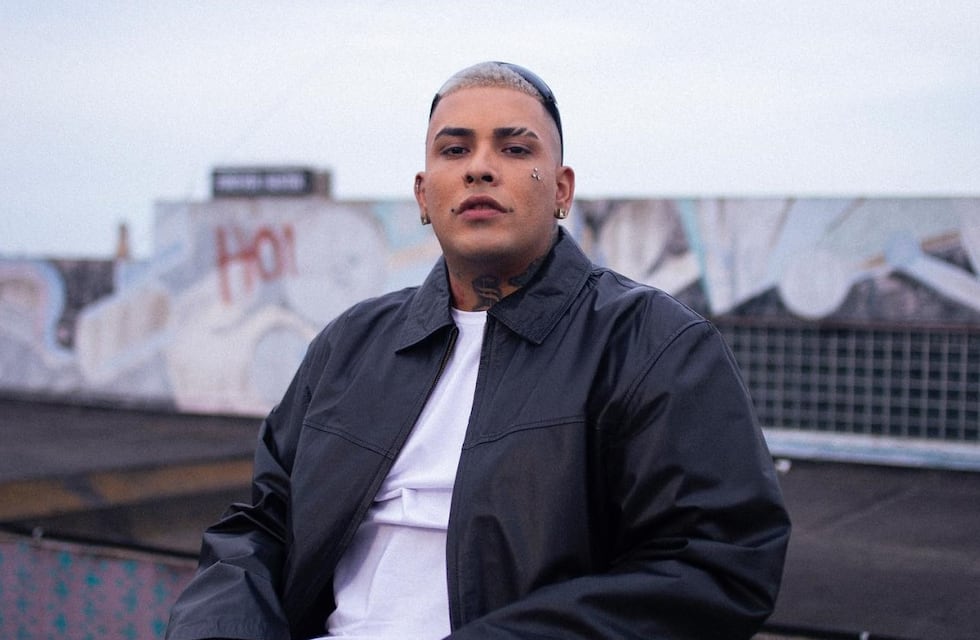 El susto de Callejero Fino en pleno show: ¿casi se cae o fue parte del baile?