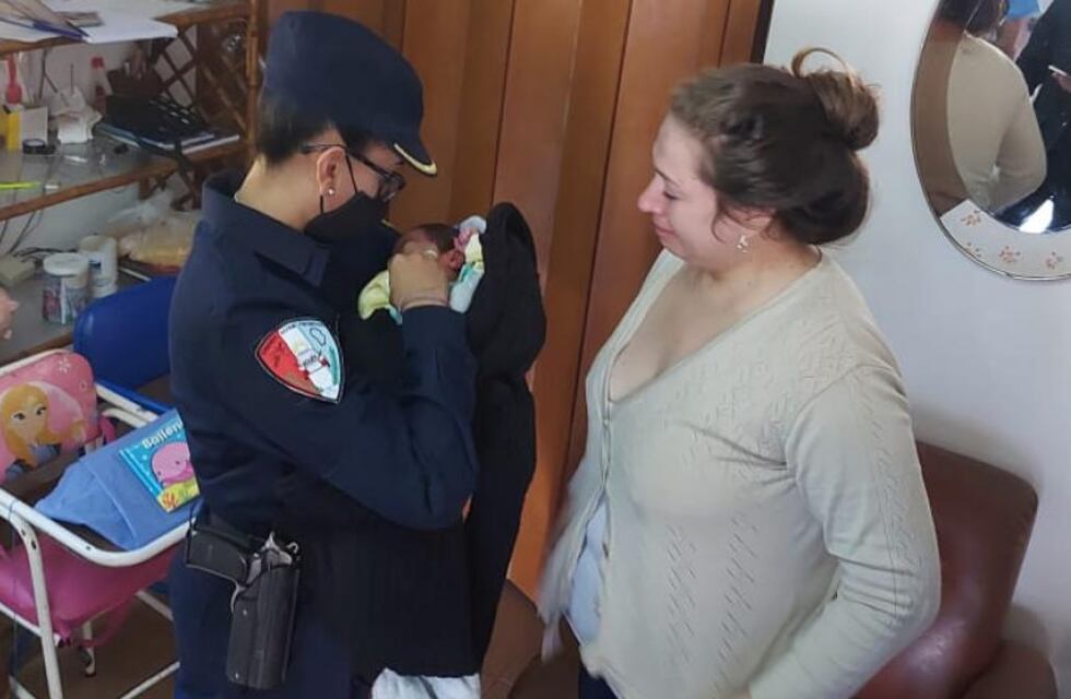 Córdoba: abandonaron a un bebé en la calle y una vecina lo amamantó