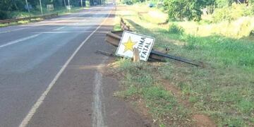 Un vehículo colisionó un cartel de Estrellas Amarillas en Eldorado.
