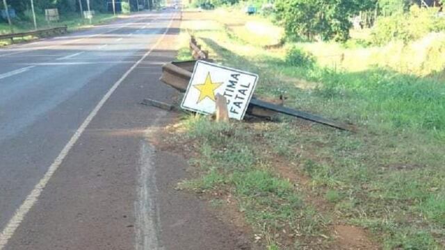 Un vehículo colisionó un cartel de Estrellas Amarillas en Eldorado.