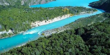 Lago Puelo es el destino patagónico recomendado para quienes buscan tranquilidad, paisajes únicos y contacto directo con la naturaleza.
