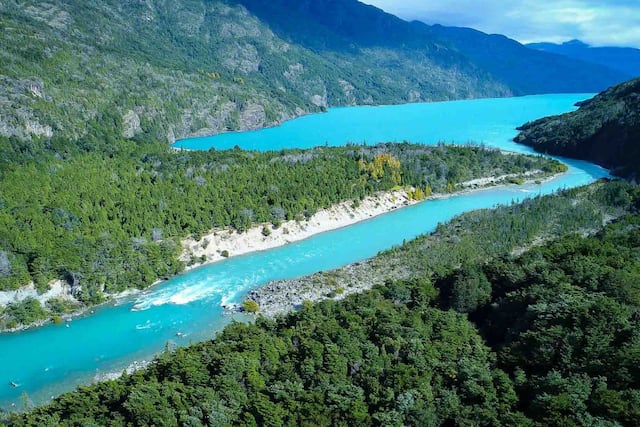 Lago Puelo es el destino patagónico recomendado para quienes buscan tranquilidad, paisajes únicos y contacto directo con la naturaleza.