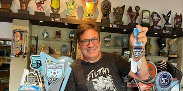 Manuel Ramírez con los productos desarrollados por su empresa para la Weston Cup.