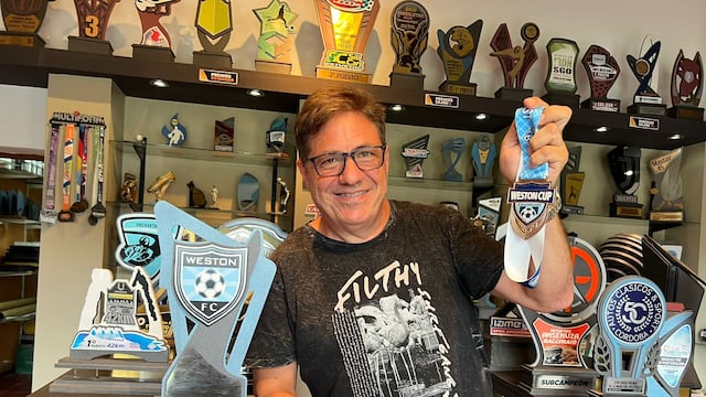 Manuel Ramírez con los productos desarrollados por su empresa para la Weston Cup.