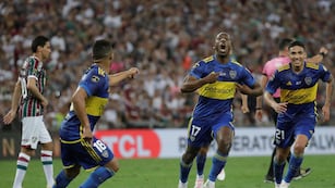 Luis Advíncula metió un golazo en el Maracaná y le dio el empate a Boca ante Fluminense, en la final de la Copa Libertadores. (AP)