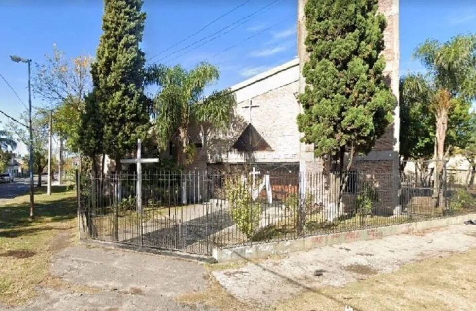 Intento de femicidio en Lanús: un hombre quiso apuñalar a su exesposa en plena misa y el cura lo evitó