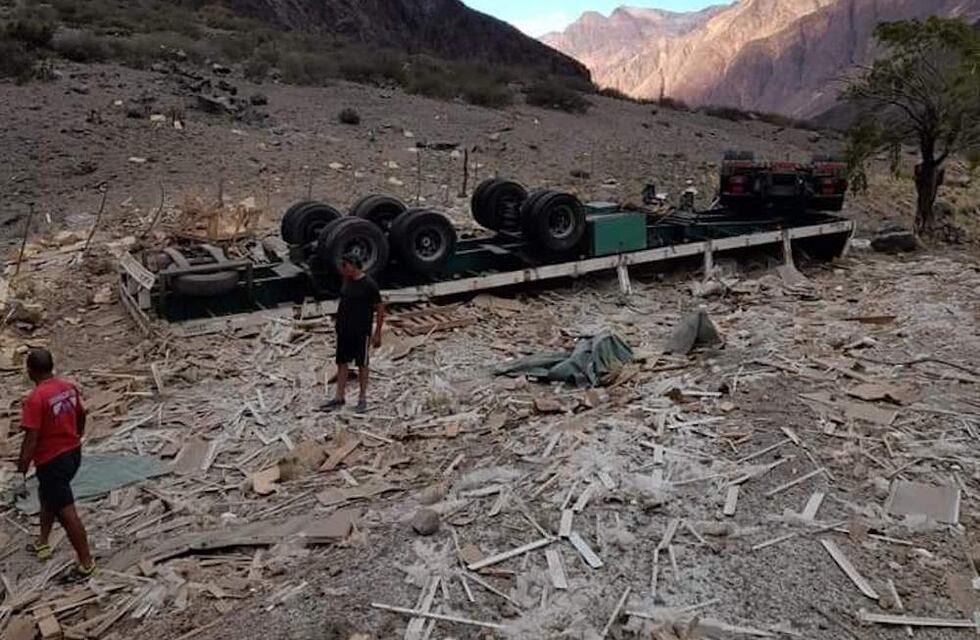 Falleció el conductor de un camión tras volcar en la ruta 7