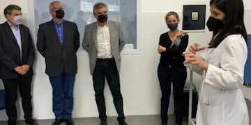 El ministro de Ciencia, Tecnología e Innovación de la Nación, Daniel Filmus (c) y su comitiva, fueron recibidos en el CIDMEJu por la doctora Victoria Flexer.