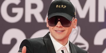 Bizarrap siempre lleva gorra y lentes.