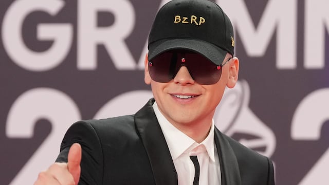 Bizarrap siempre lleva gorra y lentes.