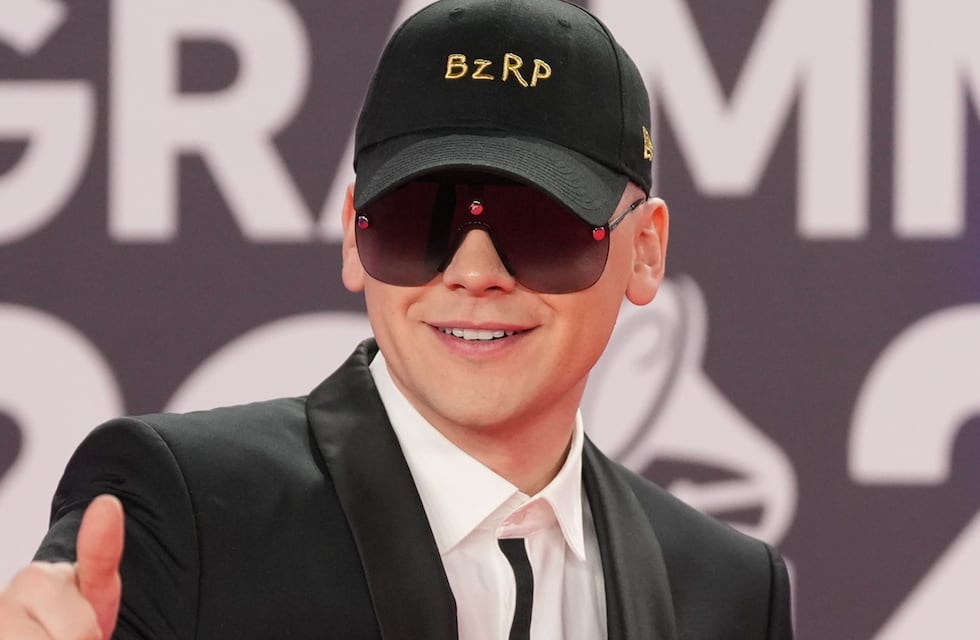 ¡Lo expusieron! Bizarrap apareció sin gorra ni lentes en un partido de Lionel Messi y se volvió viral