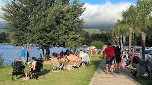 Turismo en la costanera del lago de Villa Carlos Paz durante el fin de semana largo de carnaval 2025.