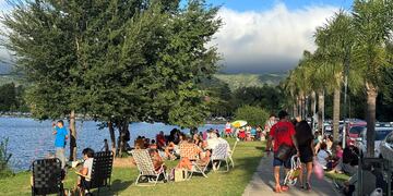 Turismo en la costanera del lago de Villa Carlos Paz durante el fin de semana largo de carnaval 2025.