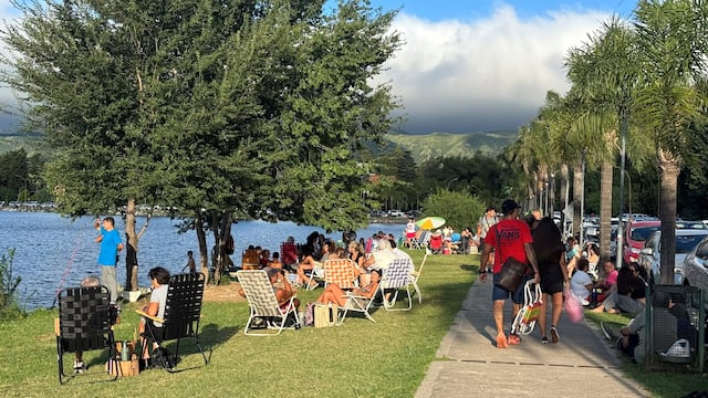 Turismo en la costanera del lago de Villa Carlos Paz durante el fin de semana largo de carnaval 2025.