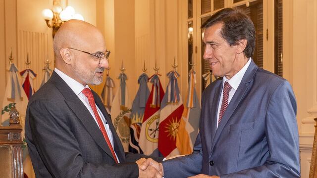 El embajador de la India en Argentina, Dinesh Bhatia, llegó a Jujuy en visita oficial. Fue recibido por el ministro de Hacienda y Finanzas, Carlos Sadir.