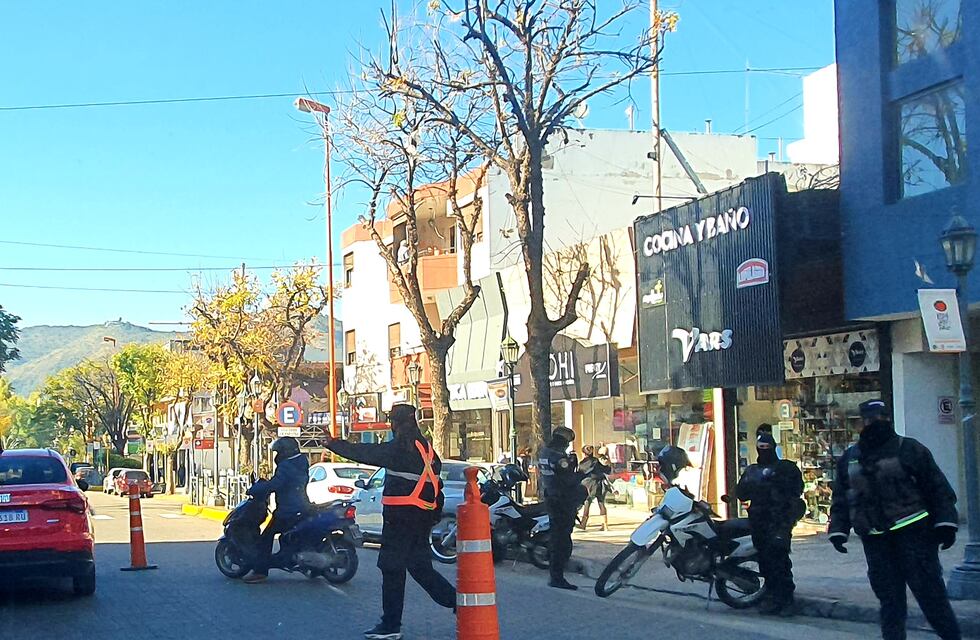 Caminaba por el centro viejo de Carlos Paz y un auto la atropelló