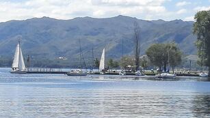 Carlos Paz paisaje soleado.