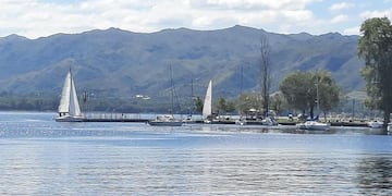 Carlos Paz paisaje soleado.
