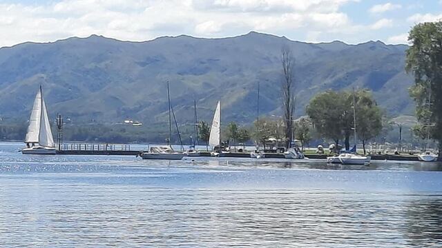 Carlos Paz paisaje soleado.