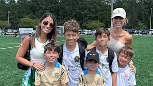 Los herederos tuvieron el apoyo de sus hermanos y sus madres al costado de la cancha.