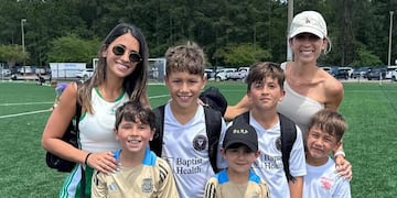 Los herederos tuvieron el apoyo de sus hermanos y sus madres al costado de la cancha.